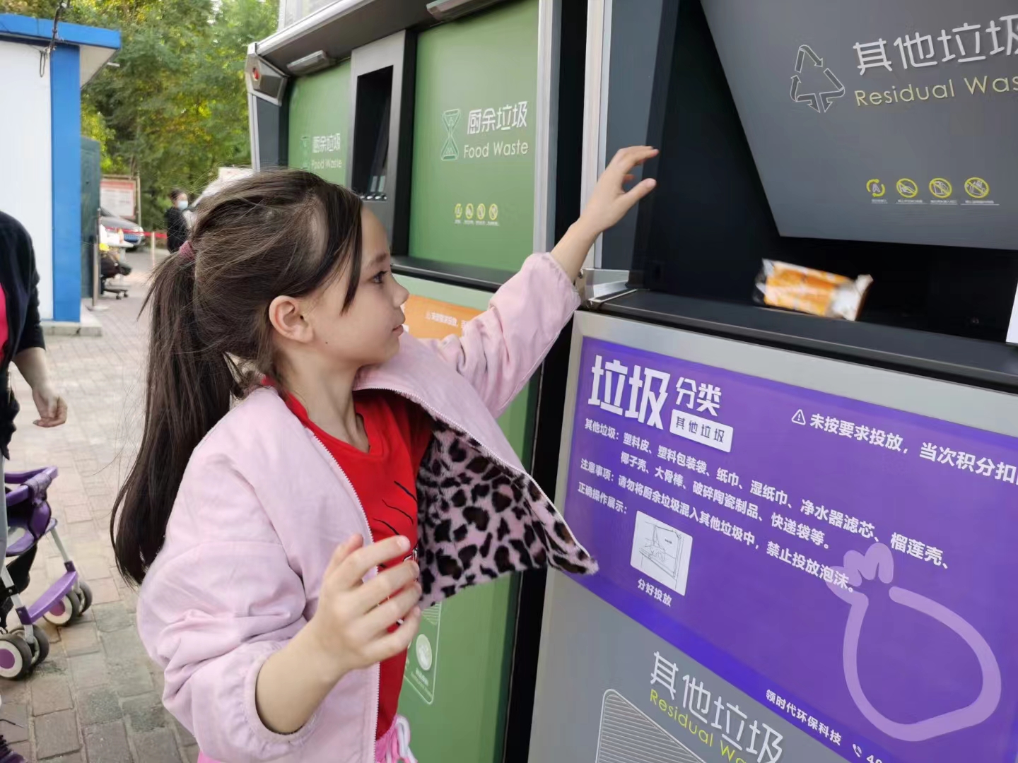 高科技與高顏值并存的智能垃圾分類箱，你身邊有了嗎？